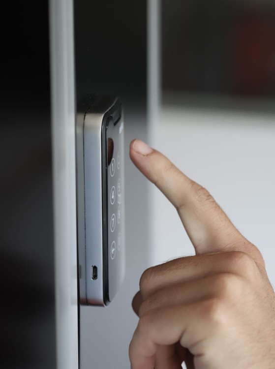 BURG_elect_TwinPad_installed_steel_front_side_left_hand_01_rgb.jpg