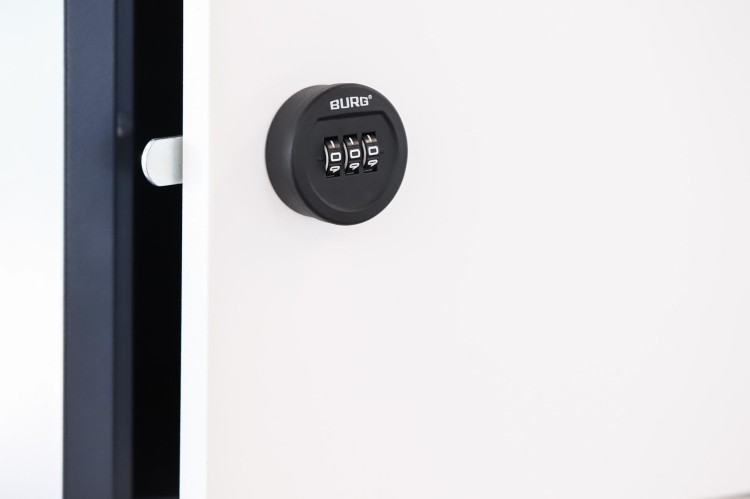 BURG_zcode_sPinLock100_installed_front_side_left_open-door_rgb_01.jpg
