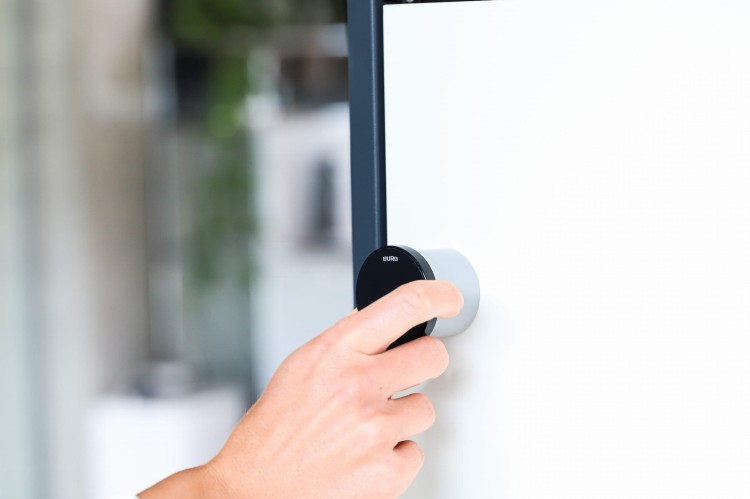 BURG_elekt_FlexoLight_installed_steel_front_side_right_hand_rgb.jpg