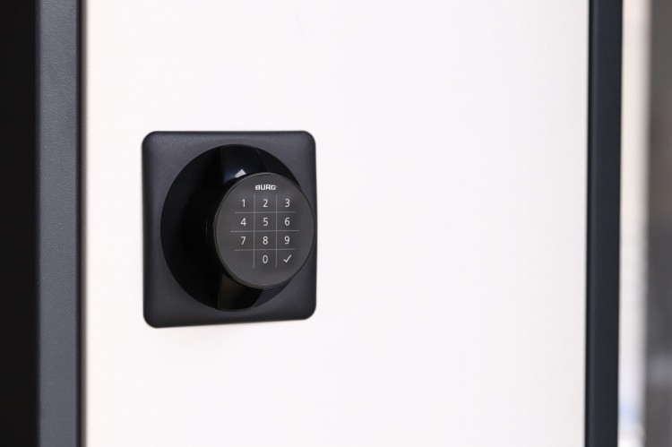 BURG_elekt_QleoCode_installed_steel_front_side_left_01_rgb.jpg
