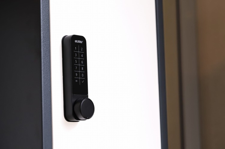 BURG_elekt_NiroCode_installed_steel_front_side_left_rgb_01.jpg